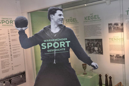 Ein Blick in die Sonderschau zur Warnemünder Sportgeschichte, die nur noch bis zum 30. August im Heimatmuseum Warnemünde zu sehen ist. Foto: Sabine Schubert 
