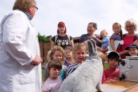 Große Augen: Preisrichter Volker Bültemeyer erklärt der "Tigerentengruppe" aus der Warnemünder Kita Knirpsenland die Bewertungskriterien. Gut 60 Kinder nutzten die Sonderöffnungszeiten am heutigen Vormittag.