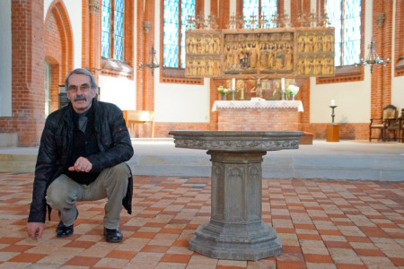 Reinhold Schwichtenberg, der Vorsitzende des Verein der Freunde und Förderer der Ev.-Luth. Kirche zu Warnemünde e.V. freut sich über den fertigen Fußboden. Reinhold Schwichtenberg, der Vorsitzende des Verein der Freunde und Förderer der Ev.-Luth. Kirche zu Warnemünde e.V. freut sich über den fertigen Fußboden.