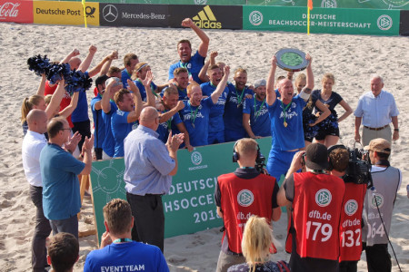 Stimmung bei den Deutschen Beachsoccer-Meisterschaften am Strand von Warnemünde: Im vergangenen  Jahr holten die Rostocker Robben den Titel.