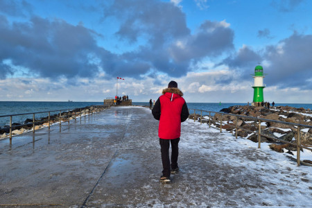 Noch gar nicht lange her: Eis und Gl&auml;tte bestimmten das Bild in ganz Warnem&uuml;nde &ndash; auch auf der Westmole, die trotz winterlicher Bedingungen ein beliebter Spazierweg mit weitem Blick auf Ostsee und Hafeneinfahrt bleibt.