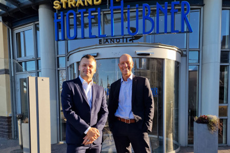 Generationswechsel im Hotel Hübner Warnemünde: Dietmar Karl (r.) verabschiedet sich nach 30 Jahren – Christoph Gäbler übernimmt//Foto: Hotel Hübner Generationswechsel im Hotel Hübner Warnemünde: Dietmar Karl (r.) verabschiedet sich nach 30 Jahren – Christoph Gäbler übernimmt//Foto: Hotel Hübner
