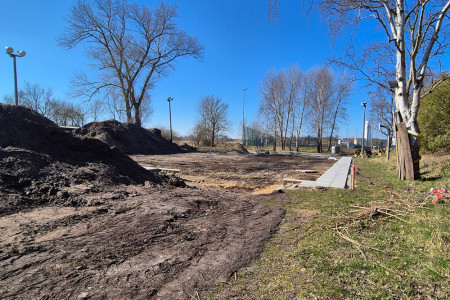 Die Arbeiten an der Beacharena südwestlich vom Echtrasenplatz haben begonnen. Die Arbeiten an der Beacharena südwestlich vom Echtrasenplatz haben begonnen.