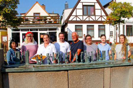 Die Unternehmerinitiative „Nördliche Alexandrinenstraße“ aufgereiht am Ümgangsbrunnen v.l.: Nicole Stübner (Stilschön), Janet Prust (Drachen und Meehr), Iris Grenzer (Café Wegner), Henry Gidom (Hoppen un Molt), Norbert und Katrin Ripka (Ringelnatz) sowie Julia Kintrup und Julia Wunderlich (Goldfrische). Sie alle wollen die schönste Straße Warnemündes auch in den dunklen Monaten in warmem Licht erstrahlen zu lassen. Die Unternehmerinitiative „Nördliche Alexandrinenstraße“ aufgereiht am Ümgangsbrunnen v.l.: Nicole Stübner (Stilschön), Janet Prust (Drachen und Meehr), Iris Grenzer (Café Wegner), Henry Gidom (Hoppen un Molt), Norbert und Katrin Ripka (Ringelnatz) sowie Julia Kintrup und Julia Wunderlich (Goldfrische). Sie alle wollen die schönste Straße Warnemündes auch in den dunklen Monaten in warmem Licht erstrahlen zu lassen.