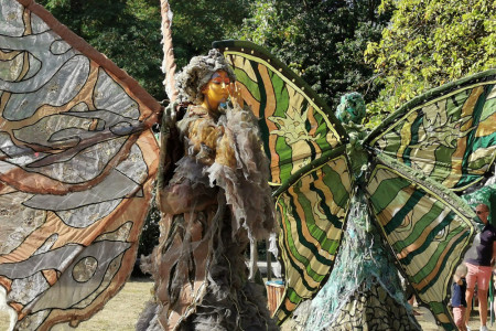 Mystische Stelzenwesen verzauberten die Besucher des 12. Rostocker Waldtages am Sonnabend. Mystische Stelzenwesen verzauberten die Besucher des 12. Rostocker Waldtages am Sonnabend.