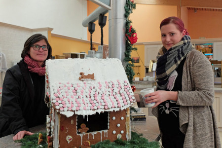 Gemeinsam mit Danae Daue ist Eventmanagerin Heike Buhrow (li.) mit der Weihnachtsdekoration für das Wochenende beschäftigt.