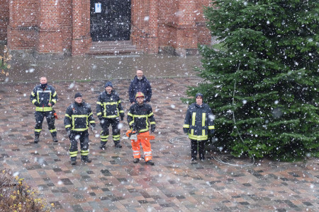 Der Baum steht und dazu schneit es noch! Die Kameraden der Freiwilligen Feuerwehr Warnemünde haben ganze Arbeit geleistet. Zur Abnahme gesellte sich sogar noch Rostocks Oberbürgermeister Claus Ruhe Madsen (hinten rechts) hinzu.