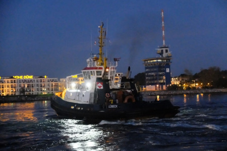 Schlepper &bdquo;Carl&ldquo; sorgte f&uuml;r DIE &Uuml;berraschung des Abends und absolvierte das eigentlich abgesagte Schlepperballett versp&auml;tet als respektable &bdquo;One-Boat-Show&ldquo;.