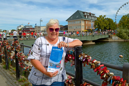 Inge Regenthal, Vorstandsmitglied des Warnemünde Vereins, freut sich auf das Brückenfest 2025 – sechs Tage maritimes Programm, Musik und Tradition an der Küste.