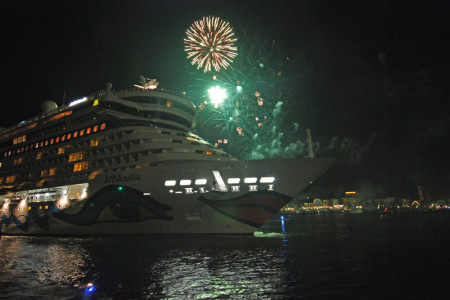 Die erste Port Party des Jahres wird zu Ehren des Doppelanlaufs von "AIDAbella" und "Celebrity Constellation" gefeiert.