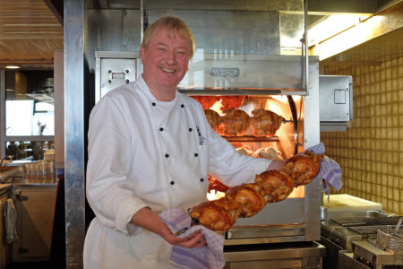 Der Koch Hartmut Florkowski hat einen verantwortungsvollen Job. Seit 45 genießen die Gäste der Grillstube die immer gleichbleibend gute Qualität der Neptun-Broiler.