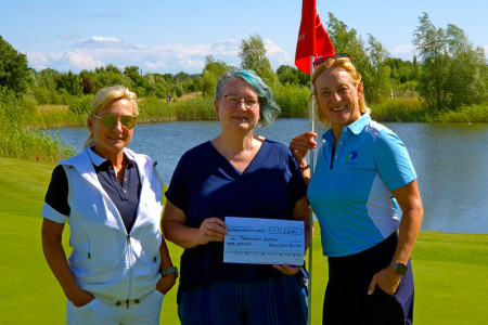 Scheckübergabe auf der Golfanlage Warnemünde: Die Golferinnen Petra Westphal (l.) und Dorett Scheil (r.) übergeben einen 2.200-Euro-Spendenscheck an Ulrike Bartel, Geschäftsführerin des Vereins Stark Machen e.V., der das Rostocker Frauenhaus betreibt.