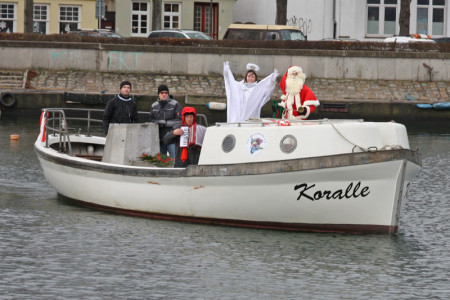Beim Weihnachtstauchen dürfen Christkind, Weihnachtsmann und die passende Musik nicht fehlen. 
