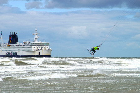 Für die Kitesurfer ist der Starkwind am Strand von Warnemünde nahezu perfekt.