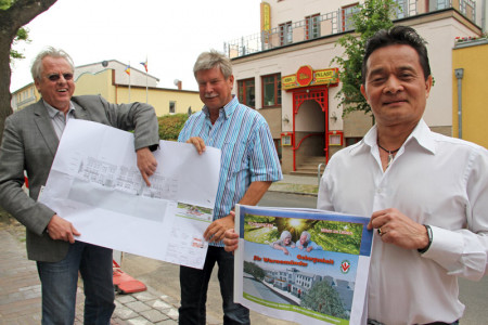 Architekt Enno Zeug (li.) und die beiden Bauherren Christian Mießner udn Ta Minh freuen sich über das neue Projekt "Altersgerechtes Wohnen in Warnemünde".