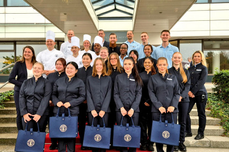 Traditionell stellen sich die neuen Auszubildenden an ihrem ersten Tag vor dem Hotel Neptun zum gemeinsamen Gruppenfoto auf.