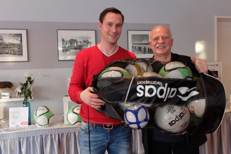 Vorstandsmitglied Mike Frahm (li.) und Vereinspräsident Klaus-Dieter Bartsch freuen sich auf das neue Sportjahr. Der Tombola-Erlös kommt ausschließlich der Nachwuchsarbeit zugute.