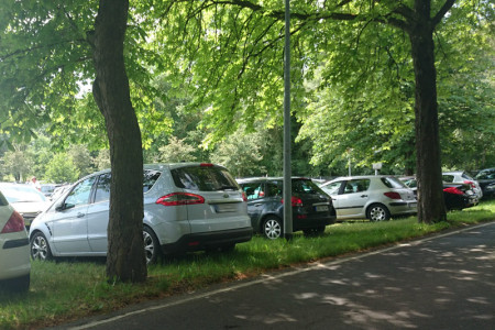 So wie hier in der Parkstraße stellte es sich am Pfingstwochenende in ganz Warnemünde dar. Jede noch so kleine Lücke wurde einfach zugeparkt. So wie hier in der Parkstraße stellte es sich am Pfingstwochenende in ganz Warnemünde dar. Jede noch so kleine Lücke wurde einfach zugeparkt.