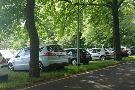So wie hier in der Parkstraße stellte es sich am Pfingstwochenende in ganz Warnemünde dar. Jede noch so kleine Lücke wurde einfach zugeparkt.
