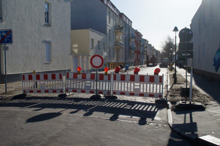 Die der Warnemünder Dänischen Straße wird seit heute wieder gebaut.