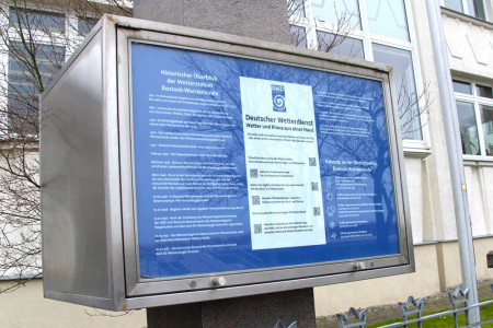 Für die oft kritisierte Schautafel des Deutschen Wetterdienstes in der Warnemünder Seestraße gibt es jetzt eine Zwischenlösung. Noch in diesem Jahr sollen hier auch wieder aktuelle Wetterdaten angezeigt werden. Für die oft kritisierte Schautafel des Deutschen Wetterdienstes in der Warnemünder Seestraße gibt es jetzt eine Zwischenlösung. Noch in diesem Jahr sollen hier auch wieder aktuelle Wetterdaten angezeigt werden.
