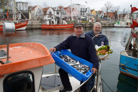 Der Warnemünder Fischer Ingo Pinnow und Marktleiter Karl-Heinz Wendland freuen sich auf das 11. Heringsfest auf dem Fischmarkt.