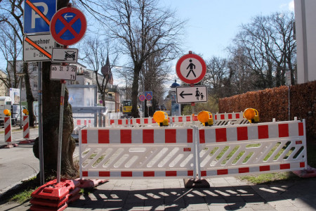 Bis zum 19. Juni wird in der Heinrich-Heine-Straße Warnemünde der Fußgängerüberweg erneuert. Es muss mit Verkehrseinschränkungen gerechnet werden.