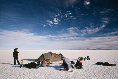 Camping auf dem Salar de Uyuni (Bolivien), der mit mehr als 10.000 Quadratkilometern weltweit größten Salzpfanne.