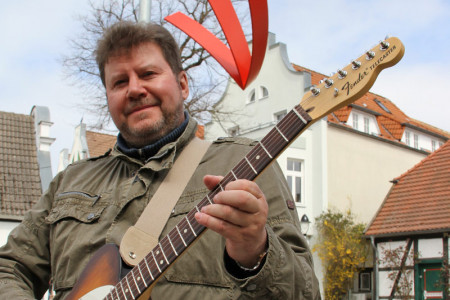 Der Warnemünder Künstler Olaf Hobrlant wird am "Roten Pfeil" den gleichnamigen Song zu Gehör bringen.