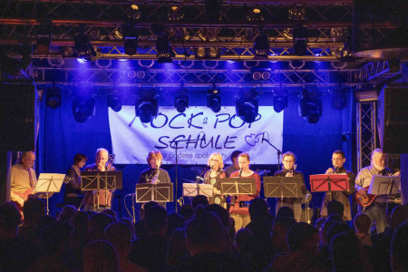 JustForFriends mischen Blues mit Rocklegenden – von Pink Floyd bis Beatles – und lassen Gänsehaut garantiert nicht ausbleiben//Foto: Rock & Pop Schule