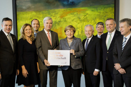Das Foto zeigt einige der Förderer der Stiftung 2° bei ihrem Besuch im Kanzleramt (von links nach rechts): Michael Thamm (Costa Gruppe), Sabine Nallinger (Stiftung 2°), Gunther Gamst, (Daikin), Dr. Michael Otto (Otto Group), Dr. Angela Merkel, Dr. Rüdiger Grube (Deutsche Bahn), Reinhard Klein (Schwäbisch Hall), Andreas Engelhardt (Schüco) und Volker Christmann (Deutsche Rockwool)