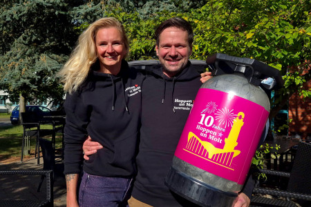 Seit zehn Jahren mit Herz und Hopfen dabei: Sylvia und Henry Gidom führen ihre Brauerei Hoppen un Molt mit Leidenschaft und viel Warnemünder Charme.