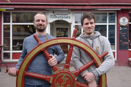 Setzen sich ehrgeizige Ziele: Am Freitag wollen die erfolgreichen Gastronomen Michael Brügmann (l.) und Jan Krugmann in der Mühlenstraße 26 mit dem „Anker“ ein weiteres Lokal eröffnen.