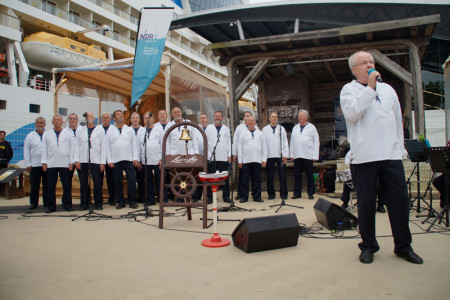 Der Rostocker Shantychor Luv un Lee bei der ersten Port Party des Jahres an der Warnemünder Pier