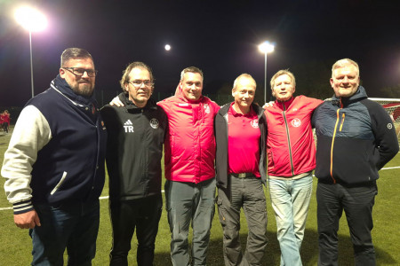 Gemeinsam stark für den Sport in Warnemünde: Mathias Braun, Jörg Burgstaler, Mike Frahm, Andreas Bülow, Gottfried Behrens und Mathias Stagat (v.l.) setzen sich engagiert für die dringend benötigte Sanierung des Friedrich-Ludwig-Jahn-Sportparks ein.