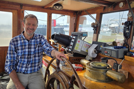 Kapit&auml;n Steffen Schwarze h&auml;lt seit 2000 die &bdquo;Albert Johannes" auf Kurs. Der traditionsreiche Gaffelschoner ist ein echtes Hanse-Sail-Urgestein und nimmt in diesem Jahr bereits zum 34. Mal am maritimen Festival teil.//Foto: TZRW, D&ouml;rte Rahming