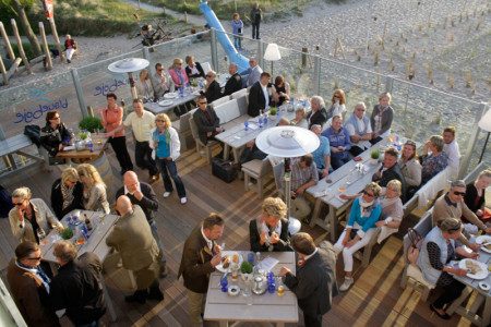 Die zur Eröffnung des Strandresorts geladenen Gäste fühlten sich auf der Sonnenterrasse des Strandrestaurants "blaue boje" sichtlich wohl.