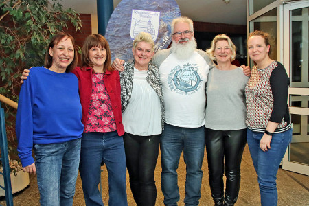 Der neu gewählte Vorstand mit Stefanie Pensky, Janette Heidenreich, Jana Gutzmann-Endler, Jan Starzynski, Anke Zilm und Stefanie Conrad (v.l.) direkt nach der erfolgreichen Wahl auf der Mitgliederversammlung am 26. Februar.//Foto: Hartmut Voß Der neu gewählte Vorstand mit Stefanie Pensky, Janette Heidenreich, Jana Gutzmann-Endler, Jan Starzynski, Anke Zilm und Stefanie Conrad (v.l.) direkt nach der erfolgreichen Wahl auf der Mitgliederversammlung am 26. Februar.//Foto: Hartmut Voß