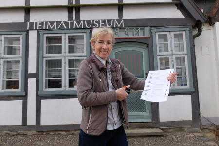 Die Museumschefin Dr. Kathrin Möller bereitet sich auf den Verkaufsstart für die Eintrittskarten der Warnemünder Museumsabende vor.