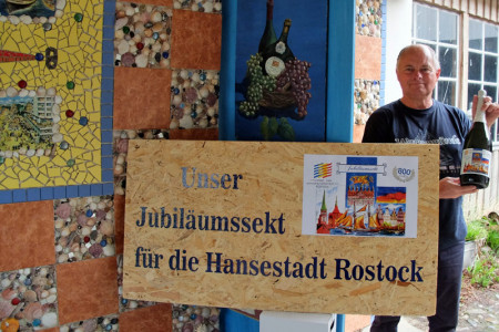Der am Warnemünder Georginenplatz ansässige Wein- und Sekthändler Thomas Tüngethal mit einer Magnum Flasche Jubiläumssekt „800 Jahre Hanse- und Universitätsstadt Rostock“. 