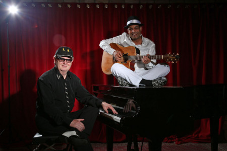 Larry Harms und Andy Holz servieren im Ringelnatz Warnemünde ein musikalisches Menü aus vorweihnachtlichen Erlesenheiten des Swing.