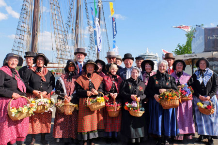 Die Warnemünder Trachtengruppe feiert am Freitag ihren 40. Geburtstag. Karin Scarbarth (4.v.r.) führt seit 13 Jahren die Geschicke des Vereins.
