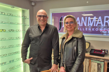 20 Jahre Leidenschaft f&uuml;r Stil und Handwerk: Jana und Martin Ernst in ihrem Brillenkontor Janmare am Strom &ndash; dort, wo aus einer Vision Erfolgsgeschichte wurde.