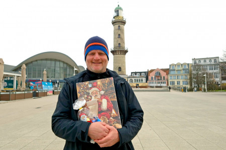 Leuchtturmchef Mathias Stagat mit süßer Fracht fürs 23. Adventssingen – ein kleines Dankeschön, das große Vorfreude weckt.