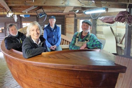 Stolz präsentieren Werner Iffländer, Kathrin Möller, Hans Rieck und Uwe Ahlgrimm (v.l.) in der historischen Bootswerft den Nachbau einer Warnemünder Volljolle, genannt Tweismaker.