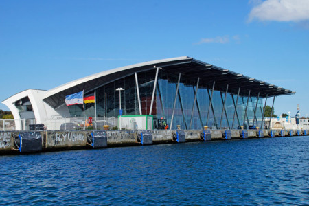 Aus dem Schweriner Innenministerium kam der Vorschlag, das Warnemünde Cruise Center auf Erstaufnahmeeinrichtung für Flüchtlinge herzurichten.