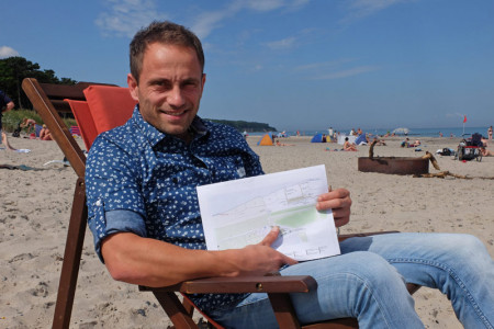 Der Unternehmer Matthias Hirsch plant für den Warnemünder Weststrand.