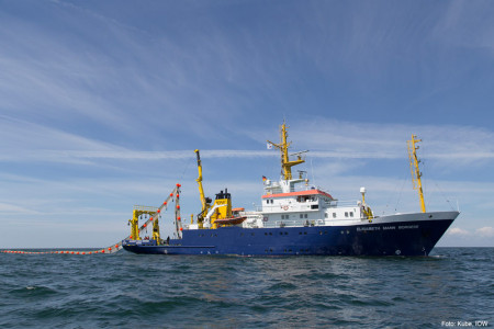 Das Forschungsschiff "Elisabeth Mann-Borgese" in einem Forschungsprojekt zur zielgenauen Bekämpfung von Ölverschmutzungen auf See