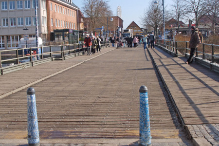 Am Donnerstag, 25. April, ist die Warnemünder Bahnhofsbrücke wegen Wartungsarbeiten zwischen 9 und 9.30 Uhr gesperrt. 