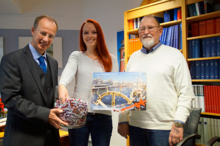 Die Glücksfee Ulrike Skala (27), zieht im Beisein des Notars Dr. Roland Suppliet (li.) und Uwe Jahnke die Glücksnummern. Die Glücksfee Ulrike Skala (27), zieht im Beisein des Notars Dr. Roland Suppliet (li.) und Uwe Jahnke die Glücksnummern.